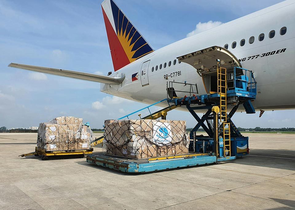 Carga siendo procesada junto a una aeronave.