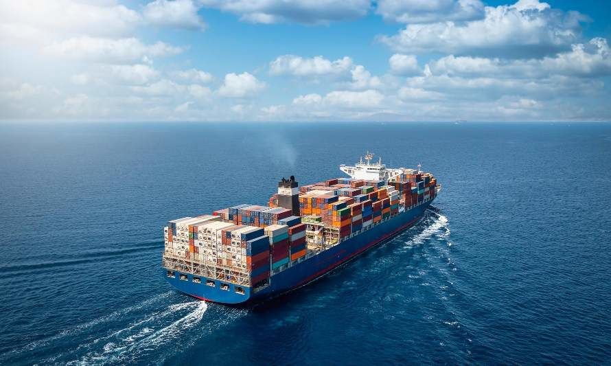 Buque portacontenedores en operación marítima.